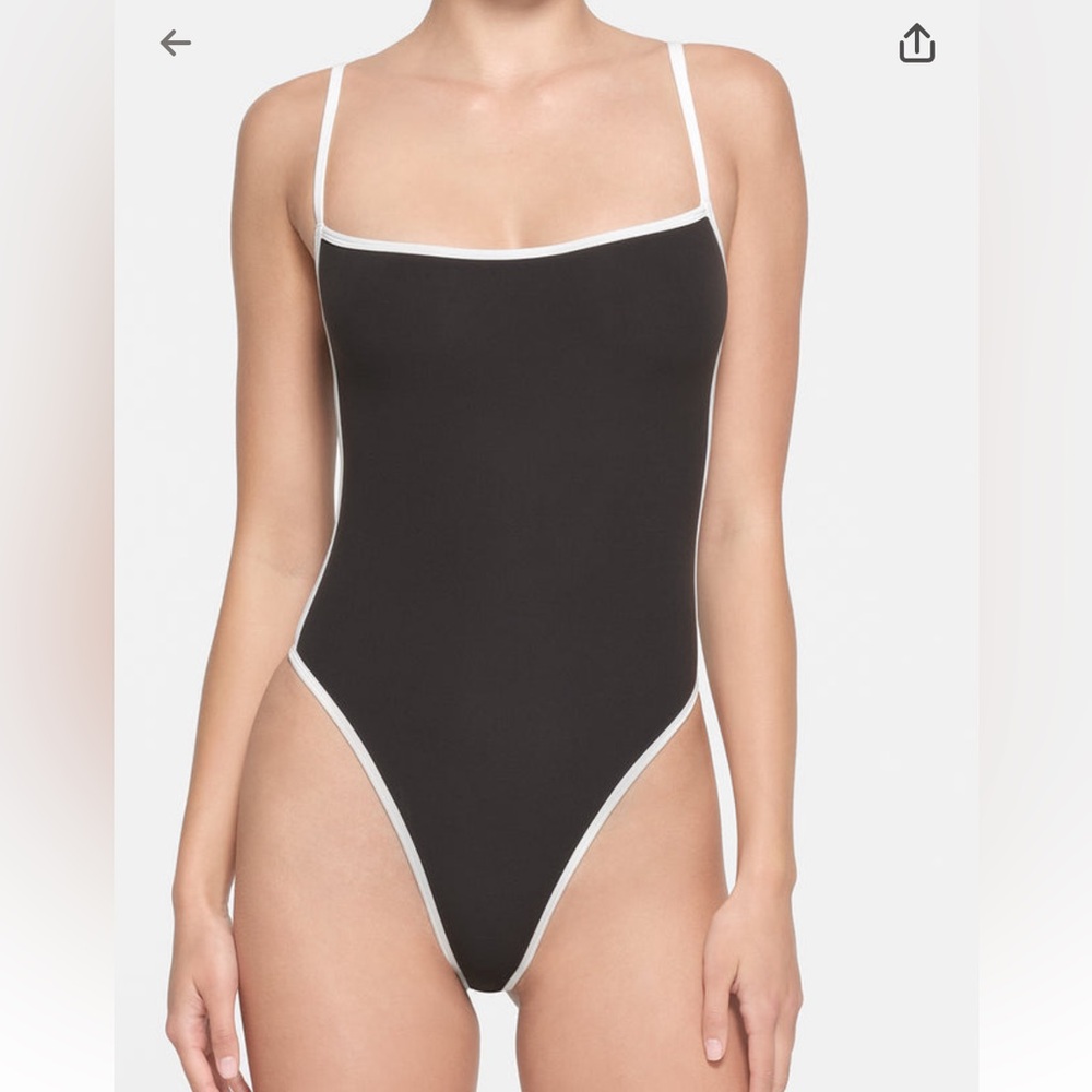 SKIMS Fits Everybody CONTRAST TRIM SCOOP NECK BODYSUIT